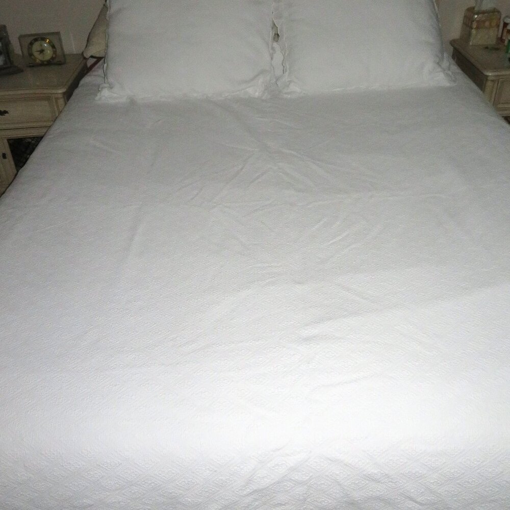 Chaps Home White Matelasse Coverlet Throw